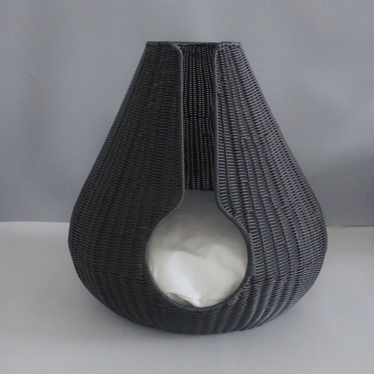 Basket with Elegant Design Acalora