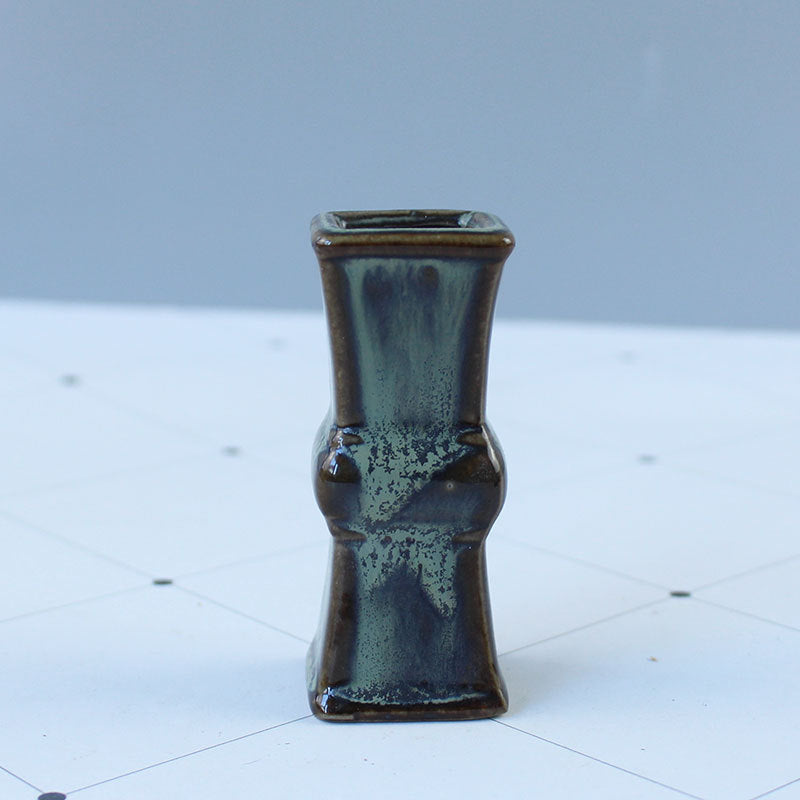 Elegant ceramic vase with artistic design Acalora