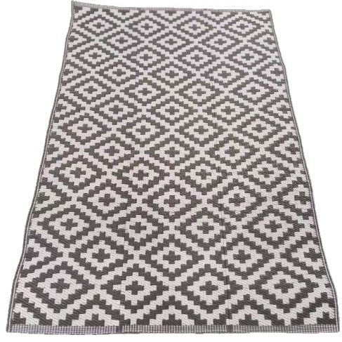 Elegant decorative rug with geometric pattern