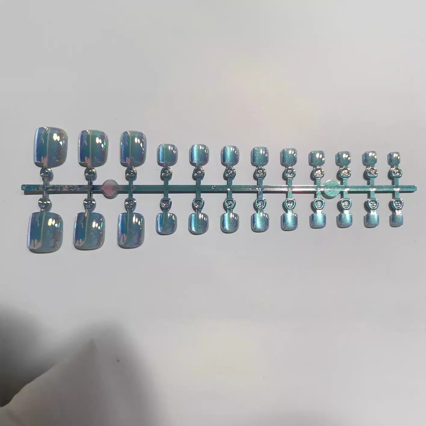 Artistic Press-On Nail Set with Iridescent Finish Acalora
