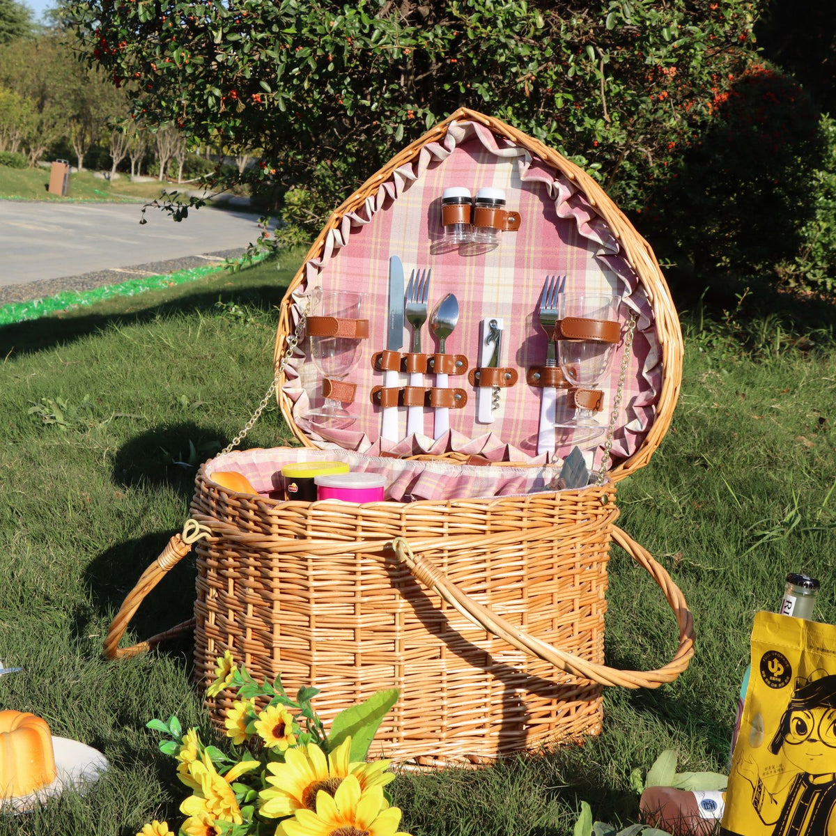 Rustic picnic basket with dish set Acalora