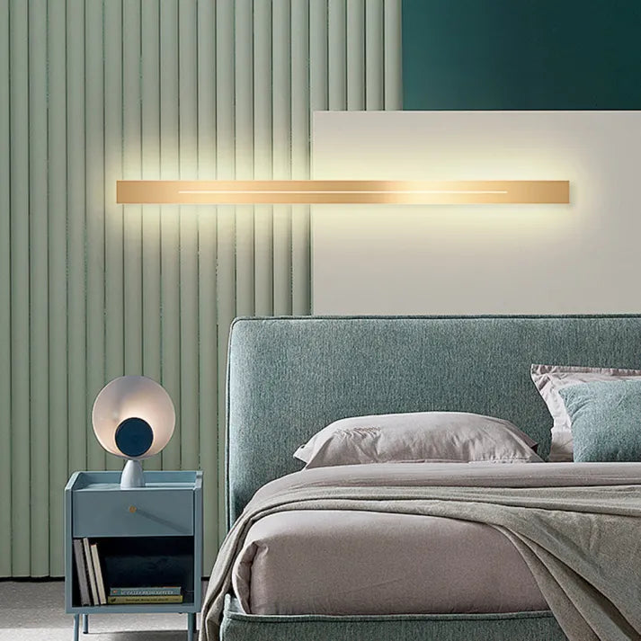 Skanto | LED Wall Lamp | Modern Vertical Black Indoor Sconce