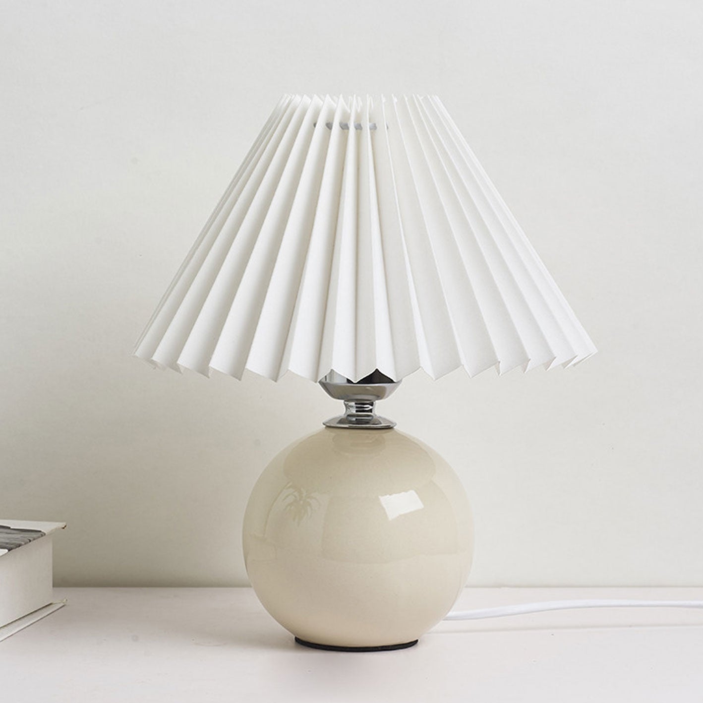 Skanto | Nordic minimalist 1-light table lamp made of ceramic with folds