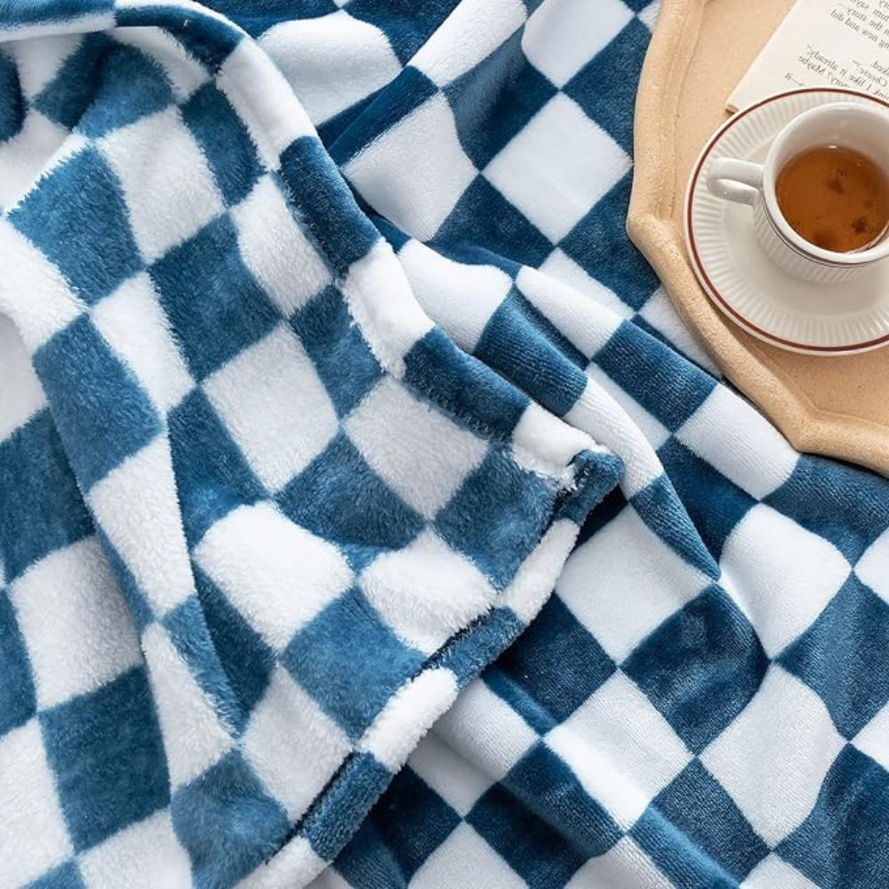Kalsten | Stylish blanket in checkered pattern for your home