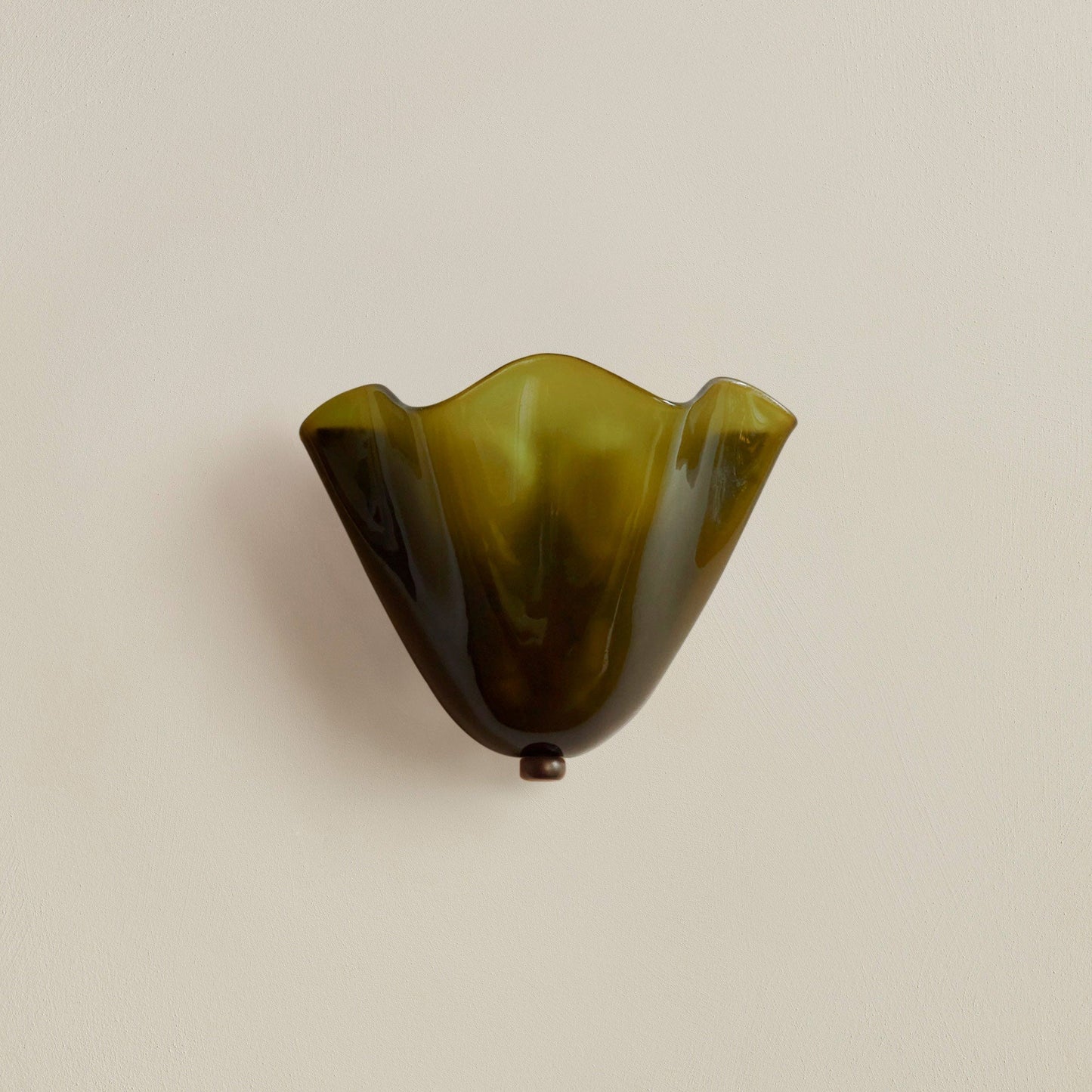 BowLift | Retro Wall Lamp of Colored Glass in Skirt-Shaped Shell Pattern