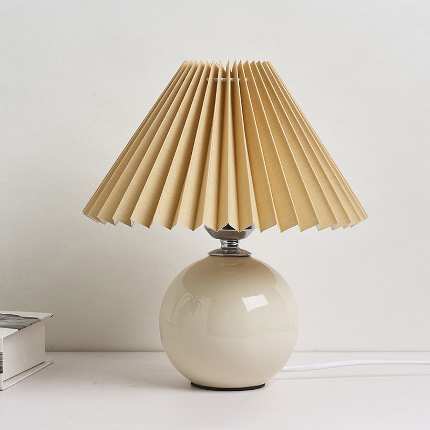 Skanto | Nordic minimalist 1-light table lamp made of ceramic with folds