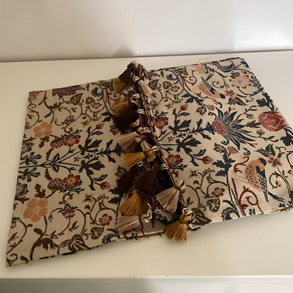 Skanto | Vintage Floral & Bird Jacquard Table Runner