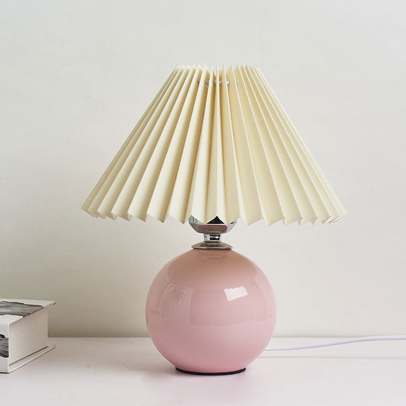 Skanto | Nordic minimalist 1-light table lamp made of ceramic with folds