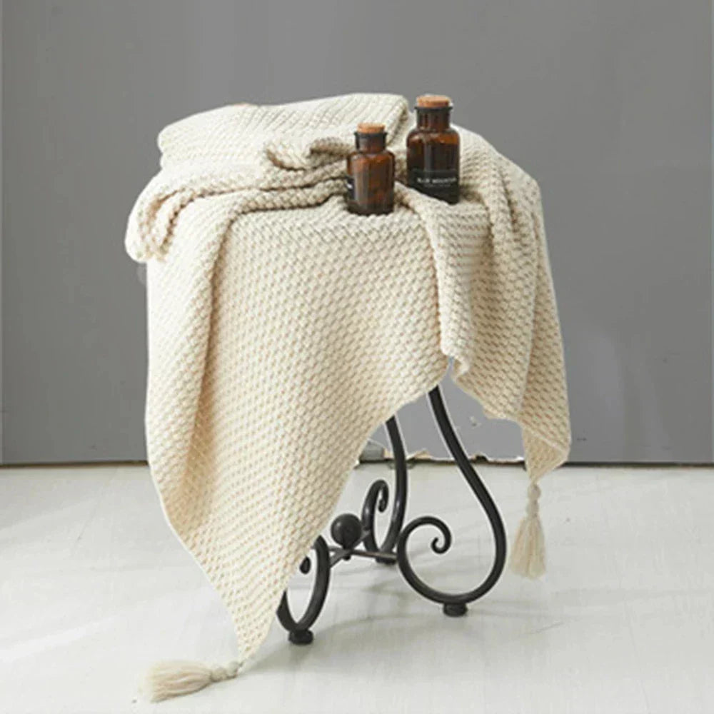Skanto | Knitted Wool Blanket with Fringes - NordicCozy