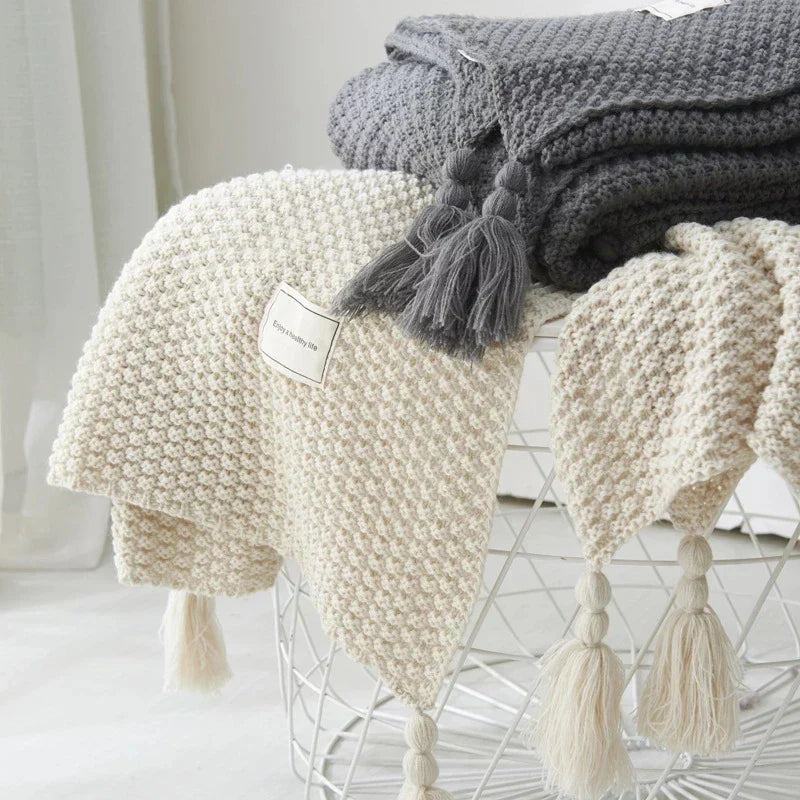 Skanto | Knitted Wool Blanket with Fringes - NordicCozy