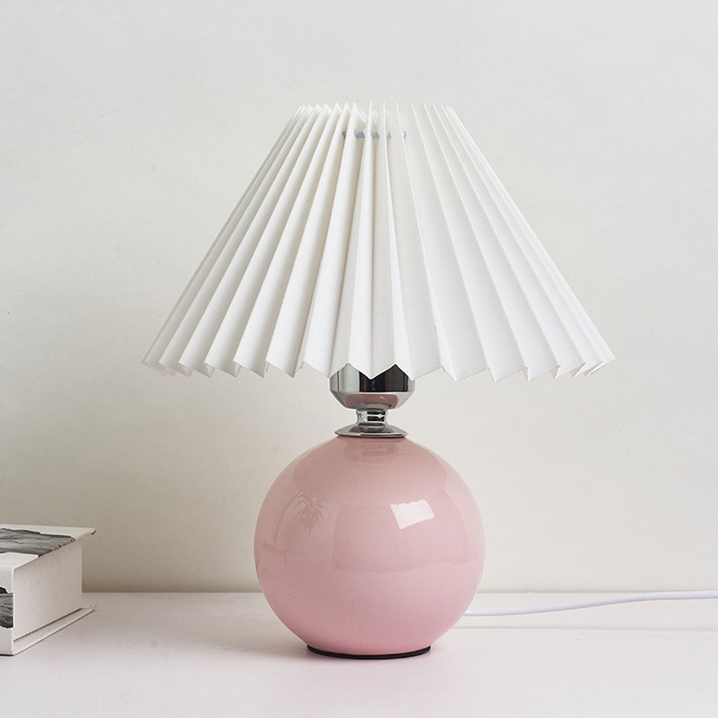 Skanto | Nordic minimalist 1-light table lamp made of ceramic with folds