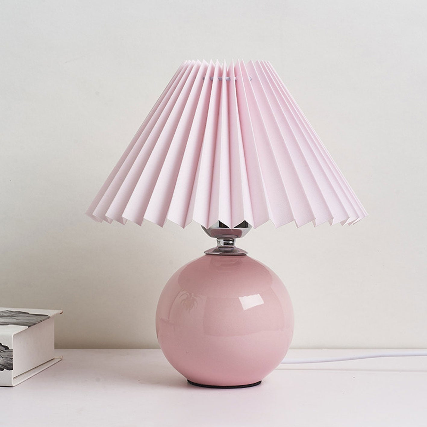 Skanto | Nordic minimalist 1-light table lamp made of ceramic with folds