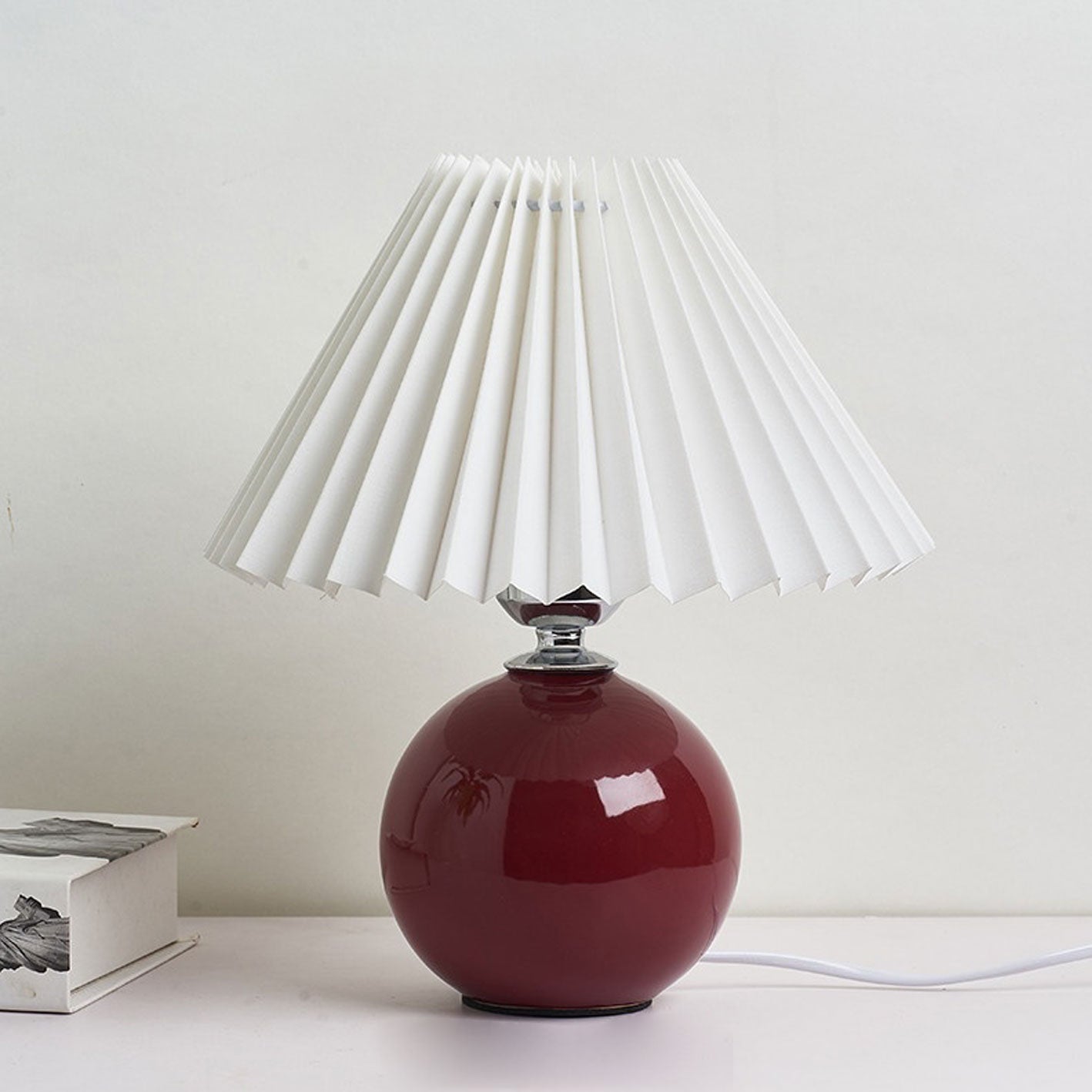 Skanto | Nordic minimalist 1-light table lamp made of ceramic with folds