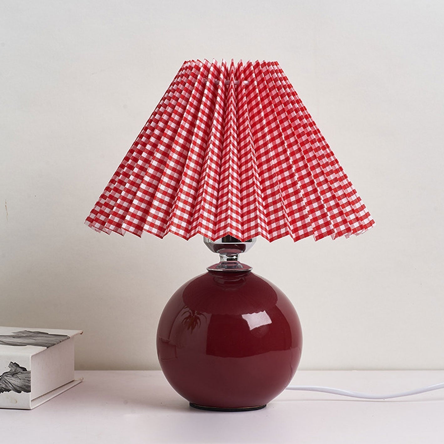 Skanto | Nordic minimalist 1-light table lamp made of ceramic with folds