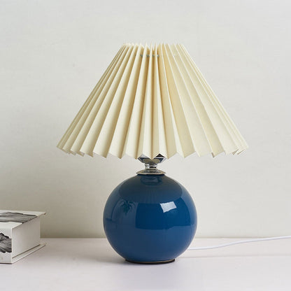 Skanto | Nordic minimalist 1-light table lamp made of ceramic with folds