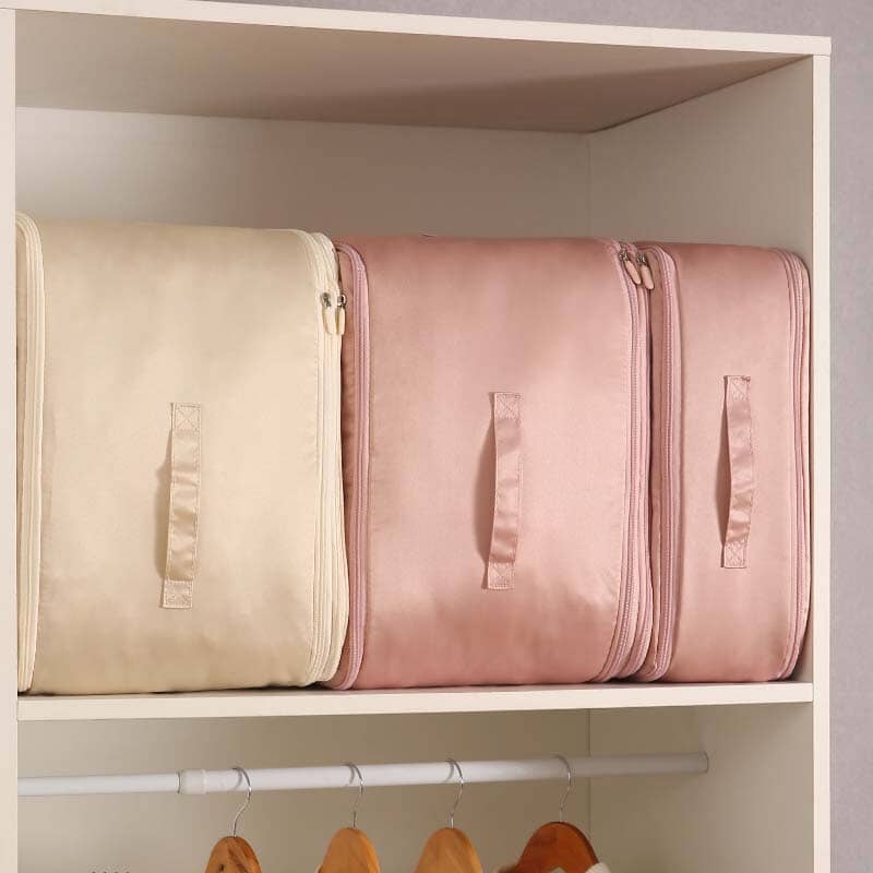 Extremely space-saving, self-compressing organizer