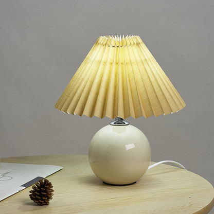 Skanto | Nordic minimalist 1-light table lamp made of ceramic with folds