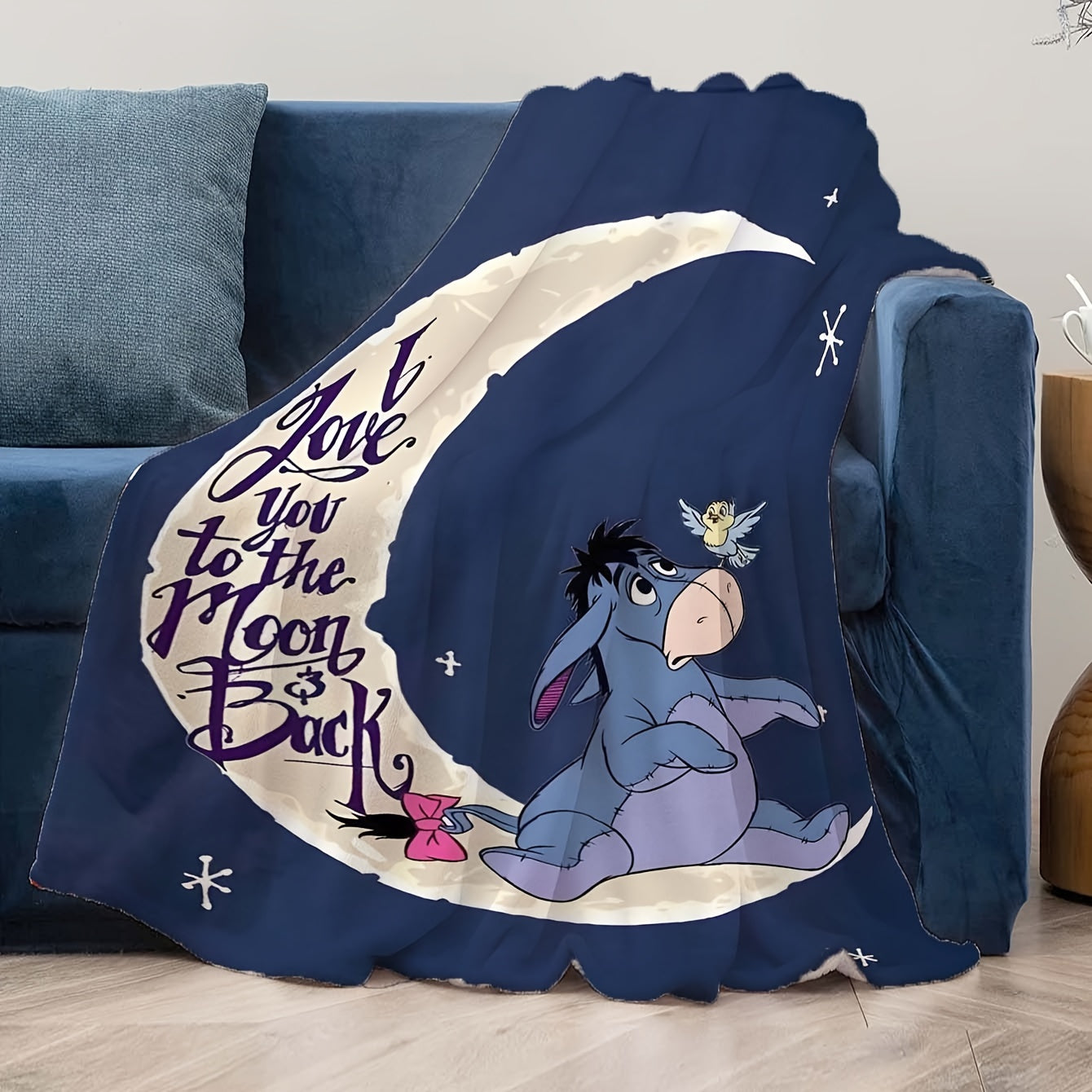 Soft fleece blanket with Eeyore design – available in various sizes for all seasons.