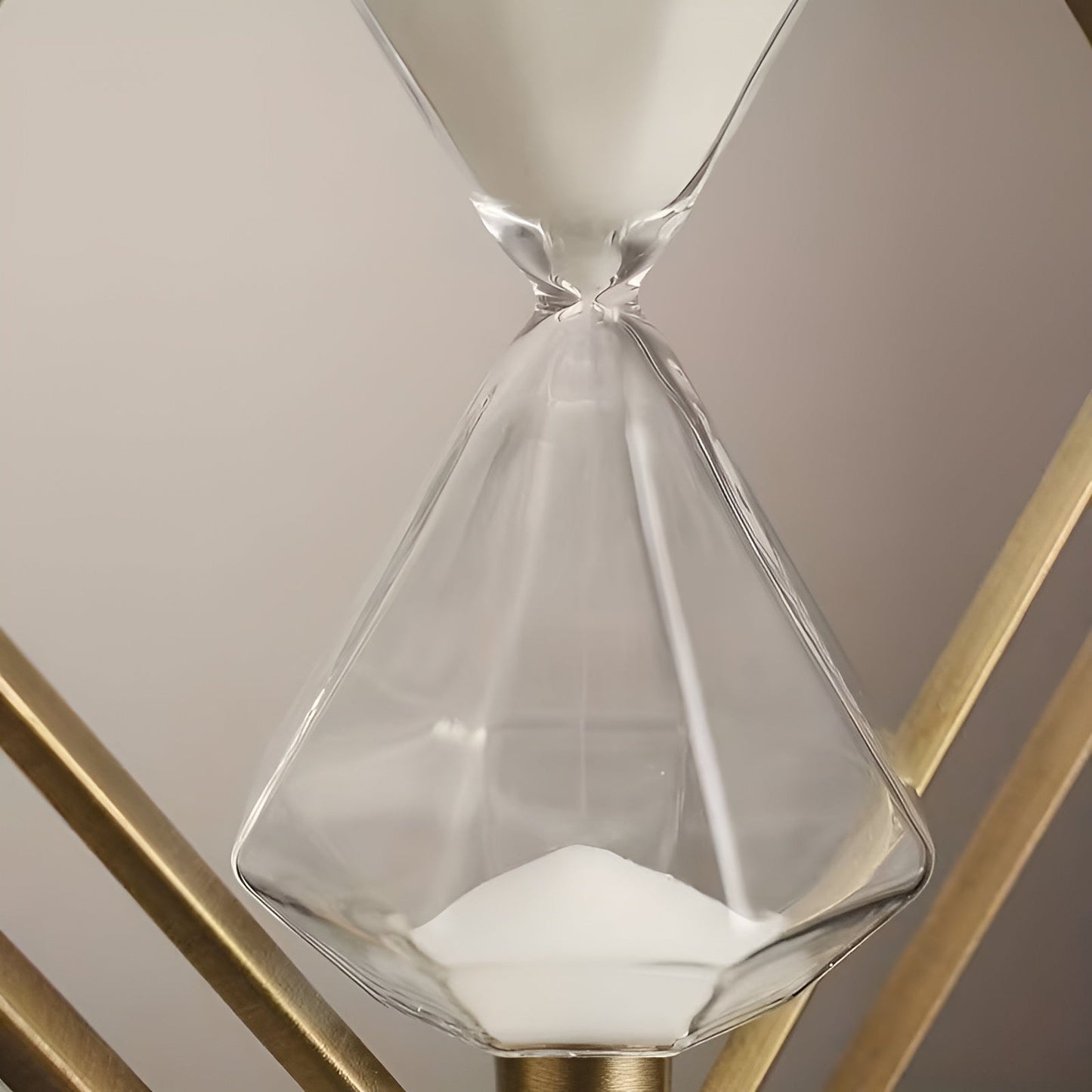 Hourglass with geometric metal frame – Decorative and relaxing | With white sand as meditation timer | Bowlift