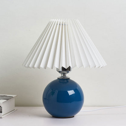 Skanto | Nordic minimalist 1-light table lamp made of ceramic with folds