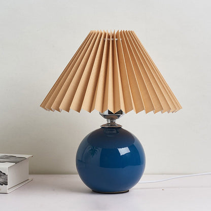 Skanto | Nordic minimalist 1-light table lamp made of ceramic with folds