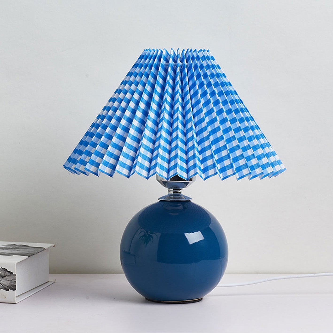 Skanto | Nordic minimalist 1-light table lamp made of ceramic with folds