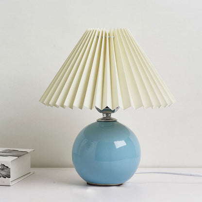 Skanto | Nordic minimalist 1-light table lamp made of ceramic with folds