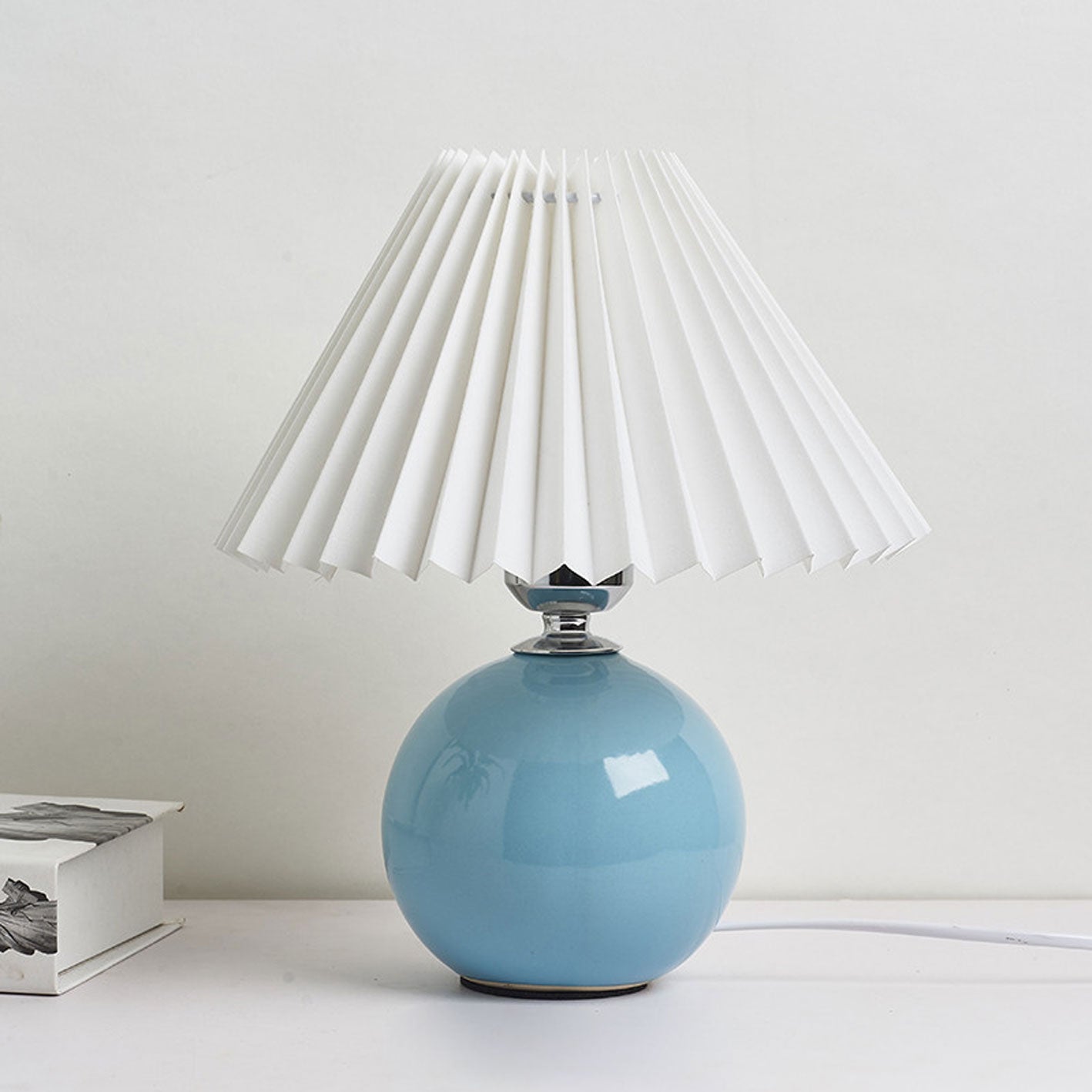 Skanto | Nordic minimalist 1-light table lamp made of ceramic with folds