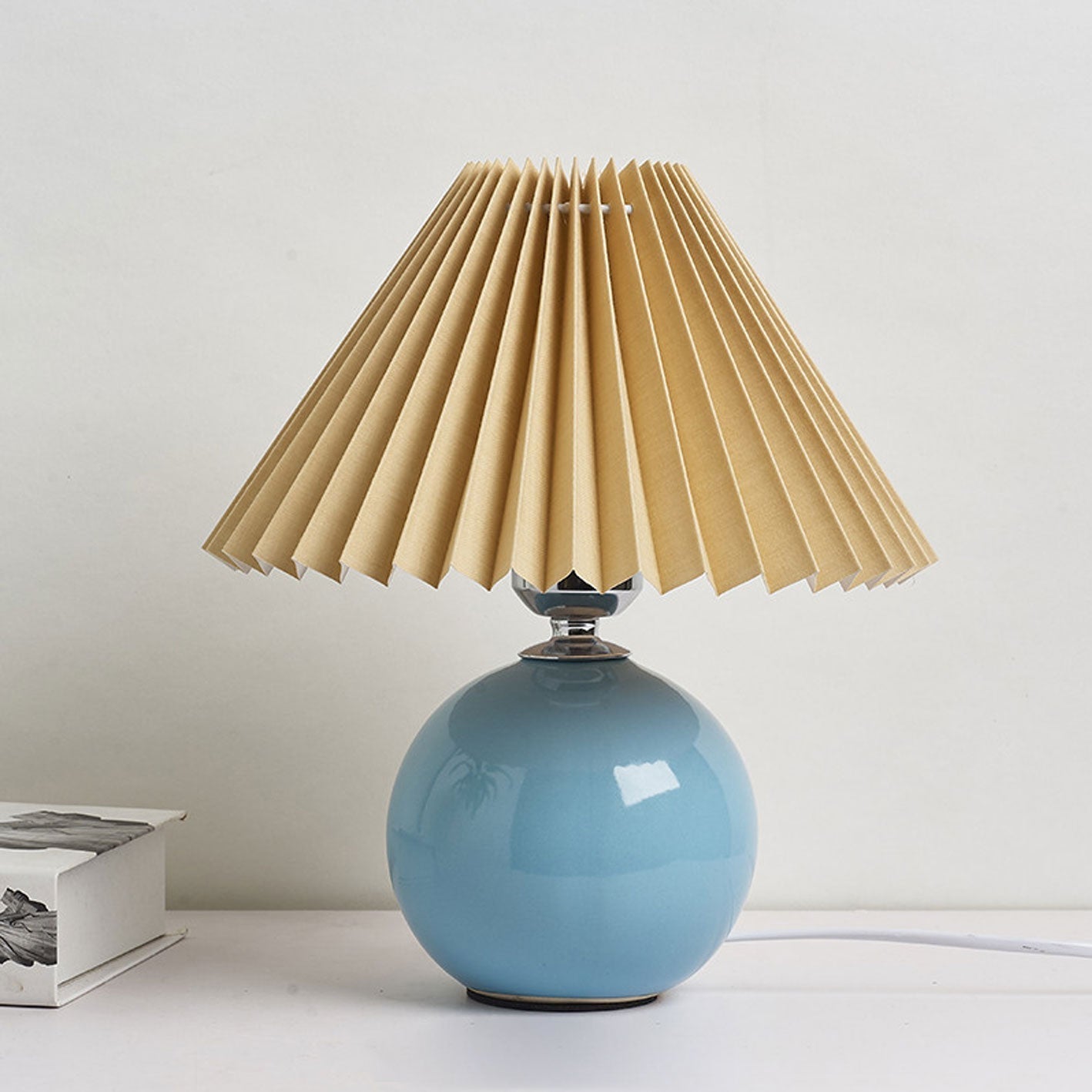 Skanto | Nordic minimalist 1-light table lamp made of ceramic with folds