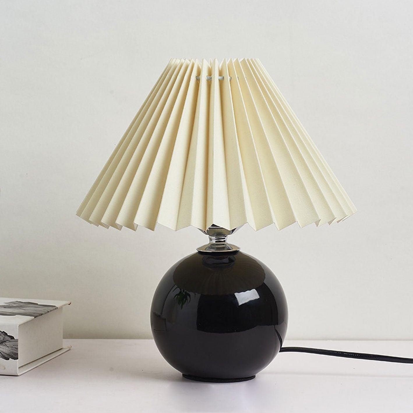 Skanto | Nordic minimalist 1-light table lamp made of ceramic with folds