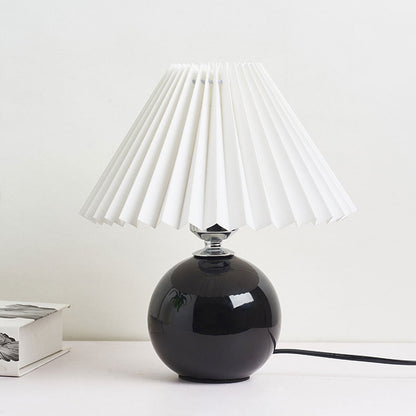 Skanto | Nordic minimalist 1-light table lamp made of ceramic with folds