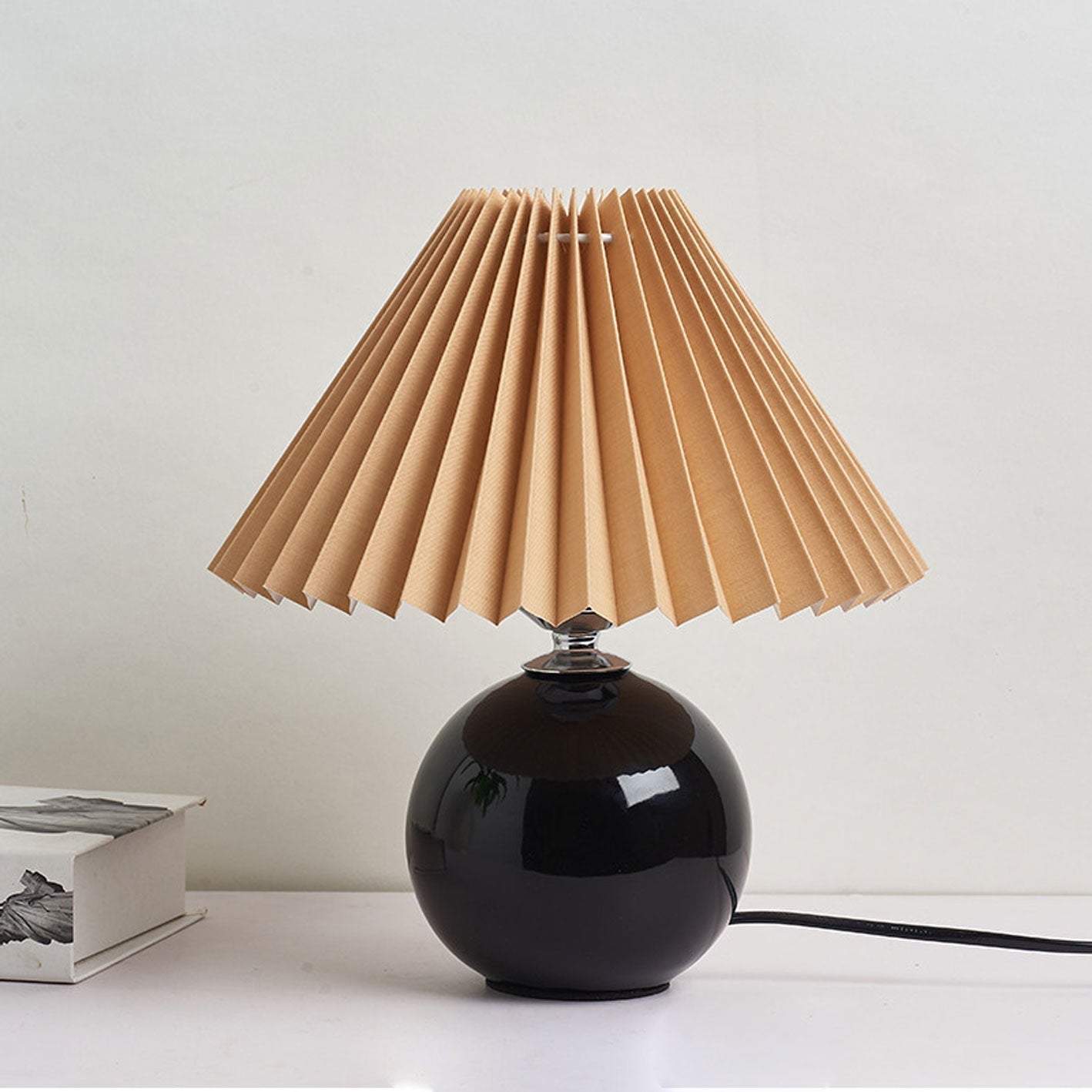 Skanto | Nordic minimalist 1-light table lamp made of ceramic with folds