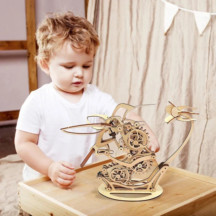Skanto | Kinetic Hummingbird Sculpture