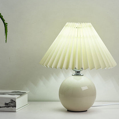 Skanto | Nordic minimalist 1-light table lamp made of ceramic with folds