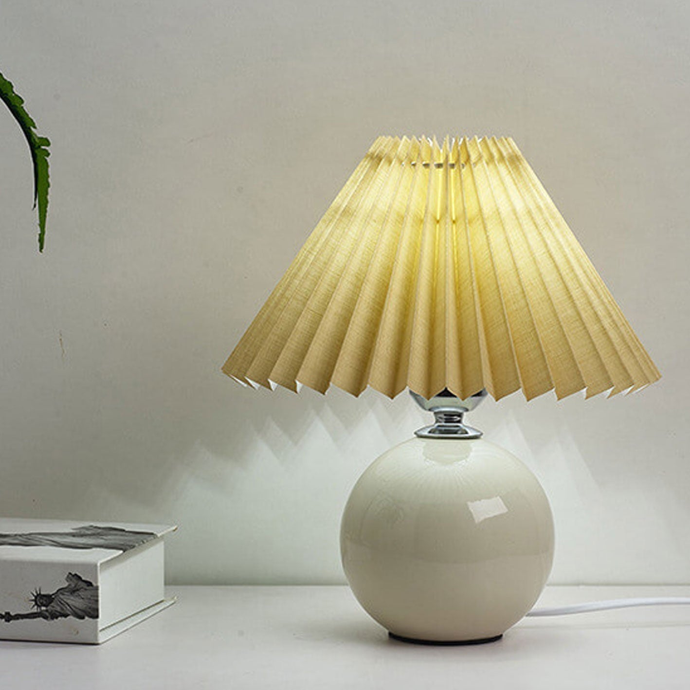 Skanto | Nordic minimalist 1-light table lamp made of ceramic with folds