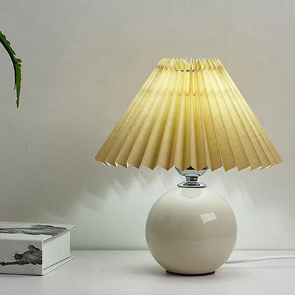 Skanto | Nordic minimalist 1-light table lamp made of ceramic with folds