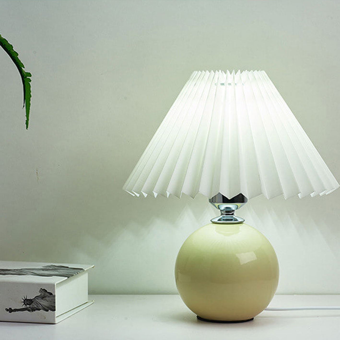 Skanto | Nordic minimalist 1-light table lamp made of ceramic with folds