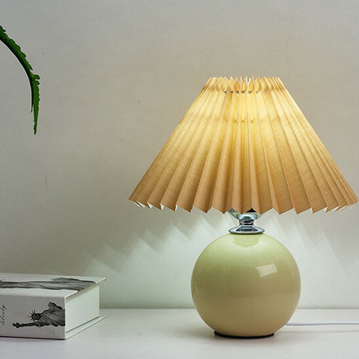Skanto | Nordic minimalist 1-light table lamp made of ceramic with folds