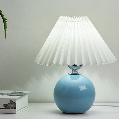 Skanto | Nordic minimalist 1-light table lamp made of ceramic with folds