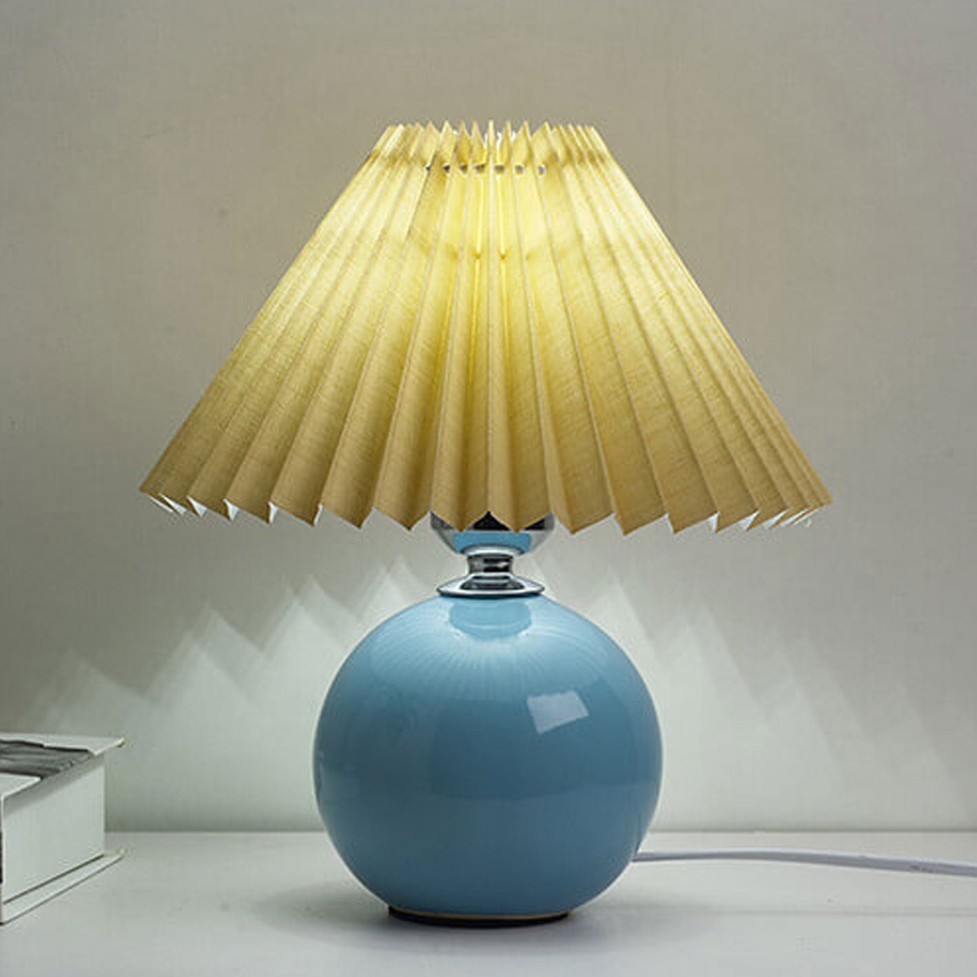 Skanto | Nordic minimalist 1-light table lamp made of ceramic with folds