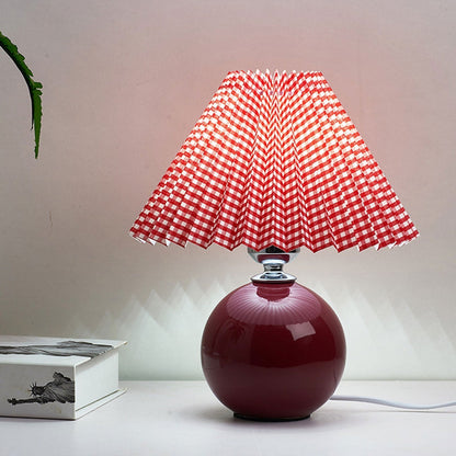 Skanto | Nordic minimalist 1-light table lamp made of ceramic with folds