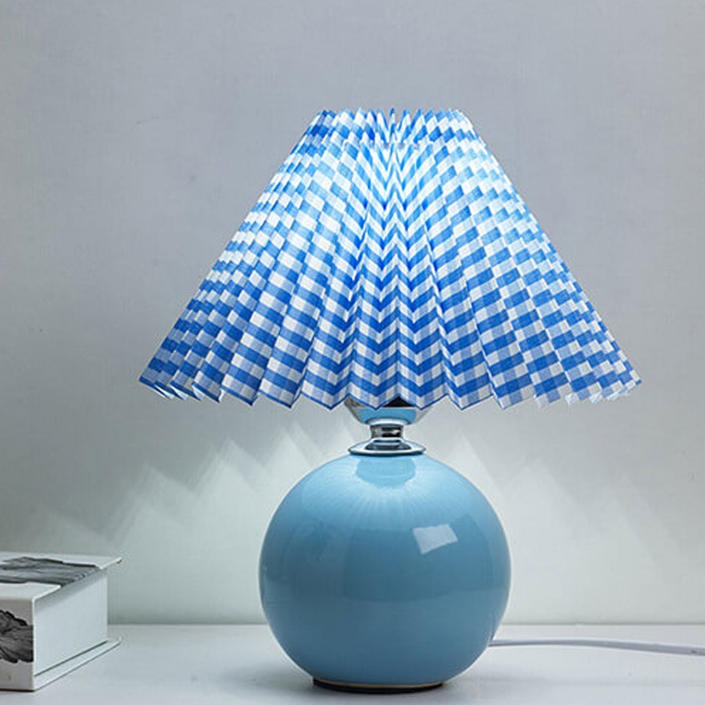 Skanto | Nordic minimalist 1-light table lamp made of ceramic with folds