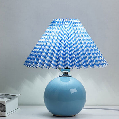 Skanto | Nordic minimalist 1-light table lamp made of ceramic with folds