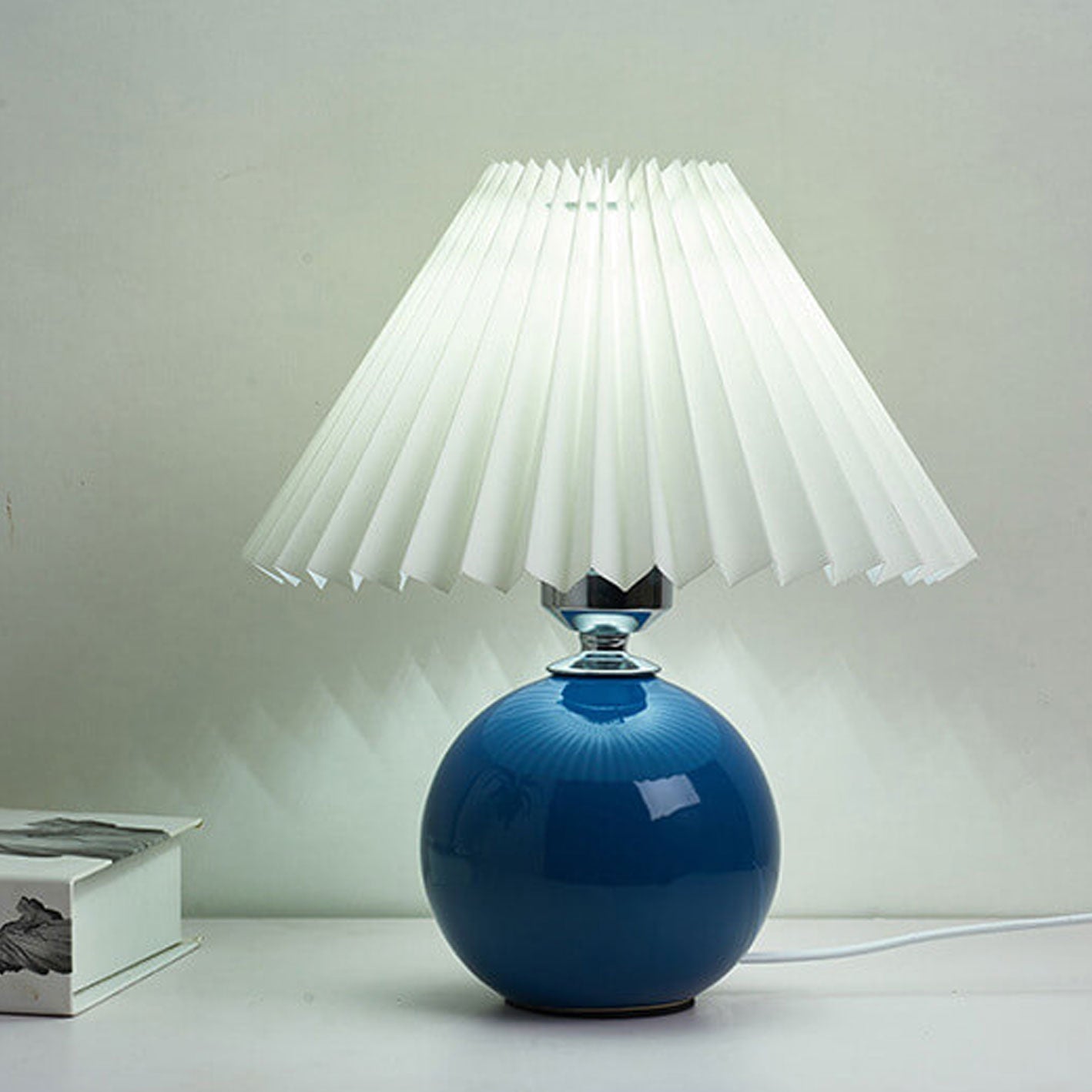 Skanto | Nordic minimalist 1-light table lamp made of ceramic with folds