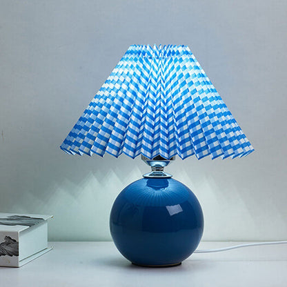 Skanto | Nordic minimalist 1-light table lamp made of ceramic with folds