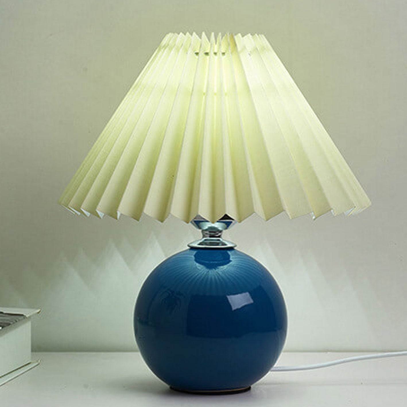 Skanto | Nordic minimalist 1-light table lamp made of ceramic with folds