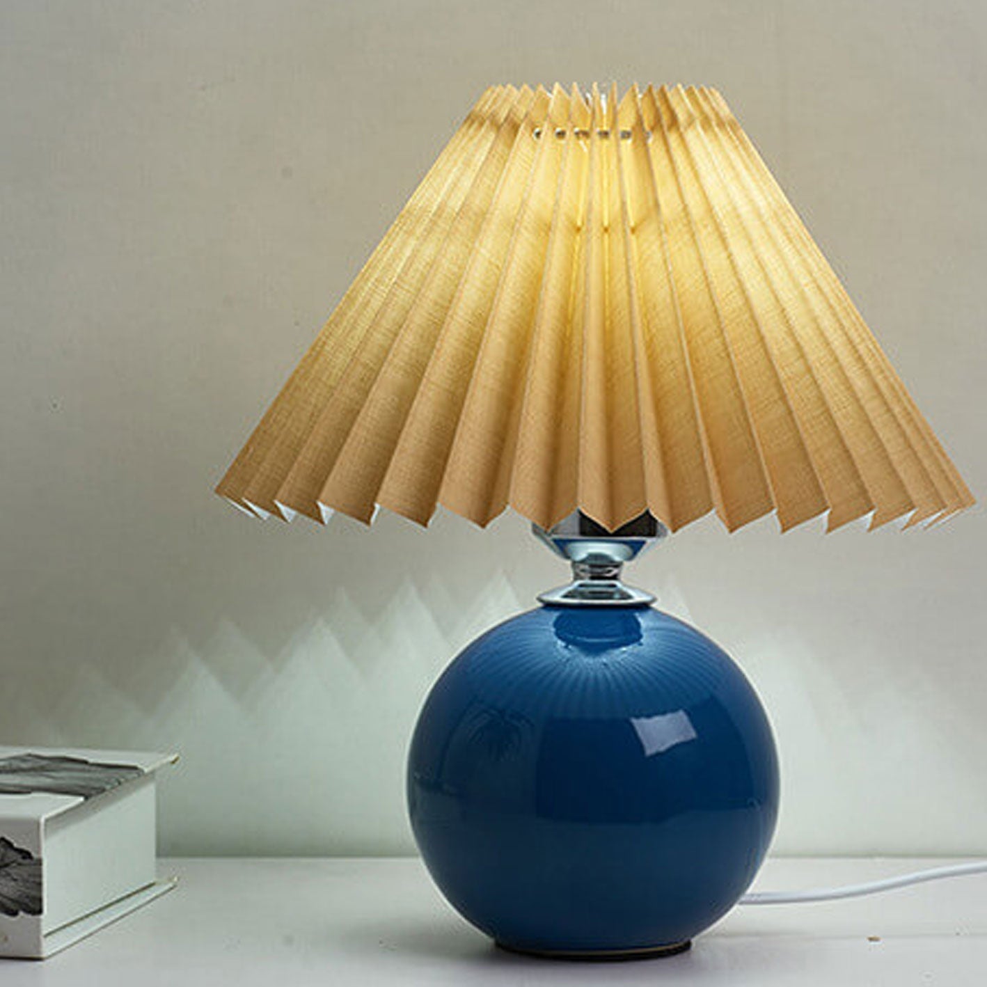 Skanto | Nordic minimalist 1-light table lamp made of ceramic with folds
