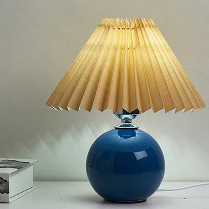 Skanto | Nordic minimalist 1-light table lamp made of ceramic with folds