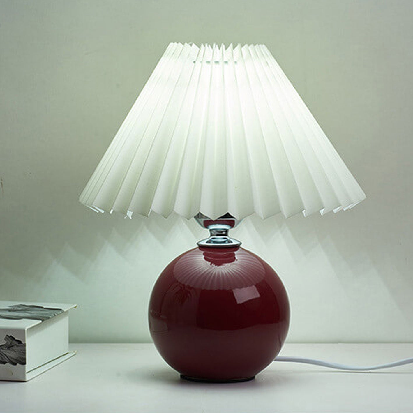 Skanto | Nordic minimalist 1-light table lamp made of ceramic with folds