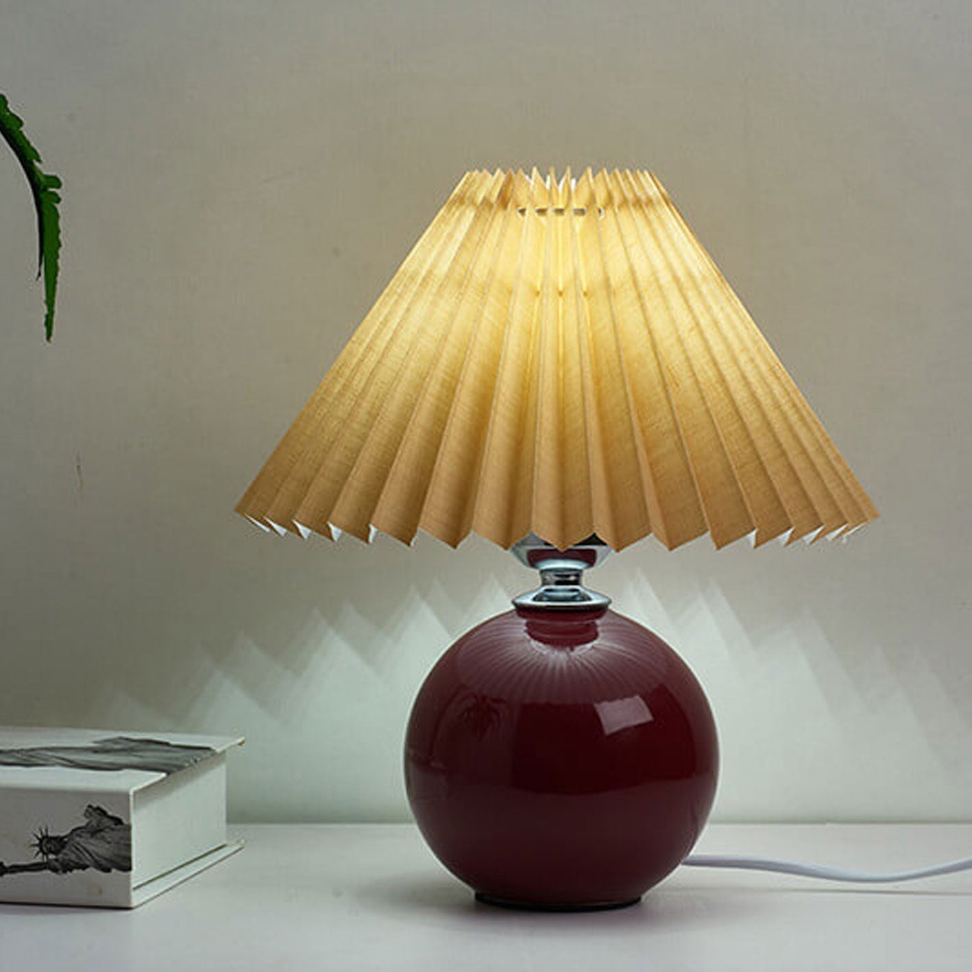 Skanto | Nordic minimalist 1-light table lamp made of ceramic with folds
